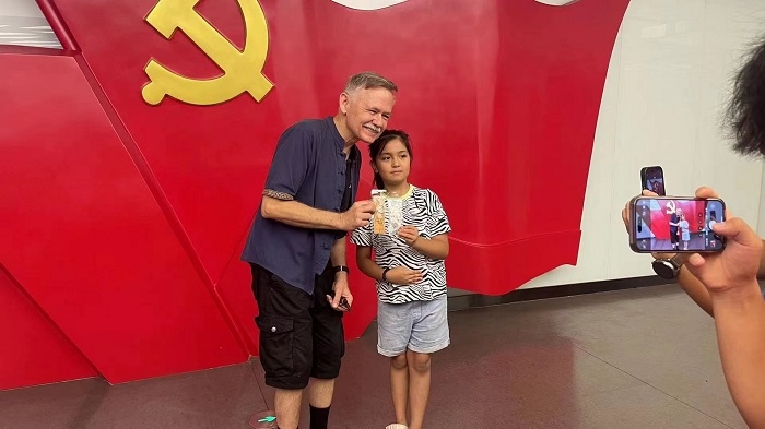 潘維廉和志愿講解員紀(jì)念合影。主辦方供圖