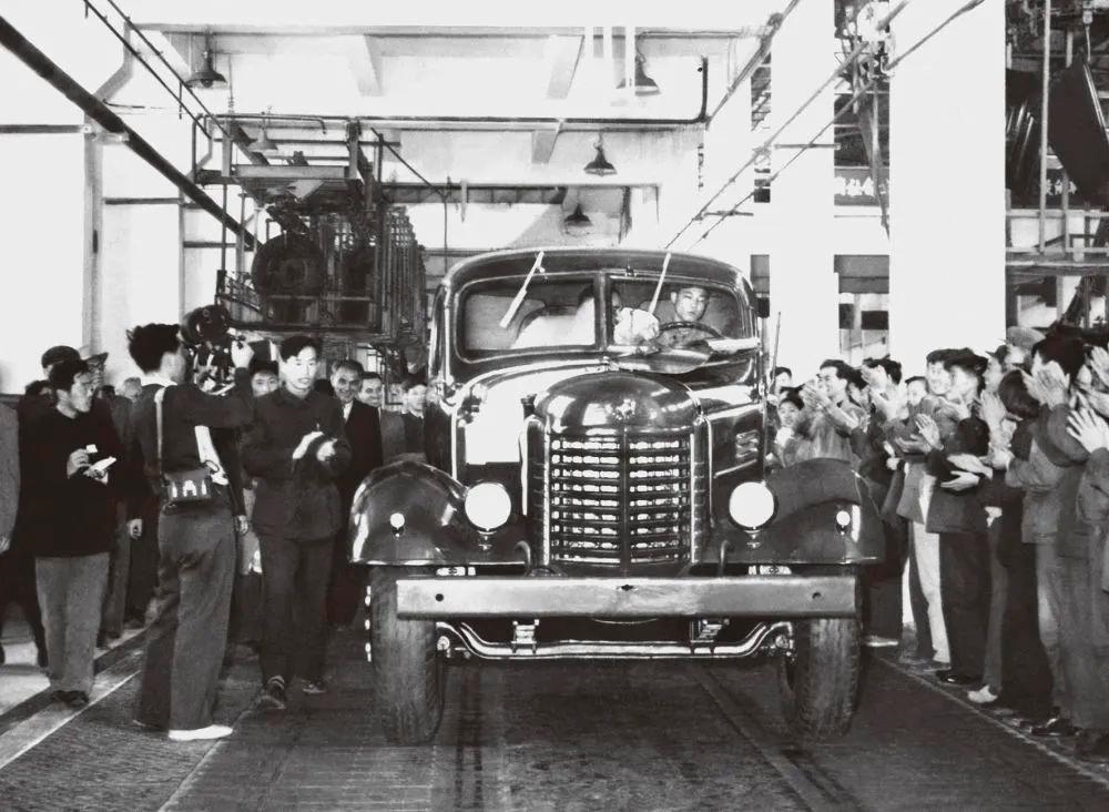△1956年7月13日，第一輛解放牌汽車駛下裝配線。