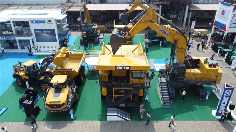 徐工集團(tuán)展出的125噸礦用挖掘機(jī)與130噸電傳動(dòng)礦卡。石偉攝影