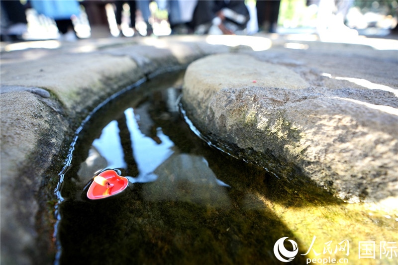 圖為水渠里流過的“桃心”蠟燭。人民網(wǎng) 盧鵬宇攝