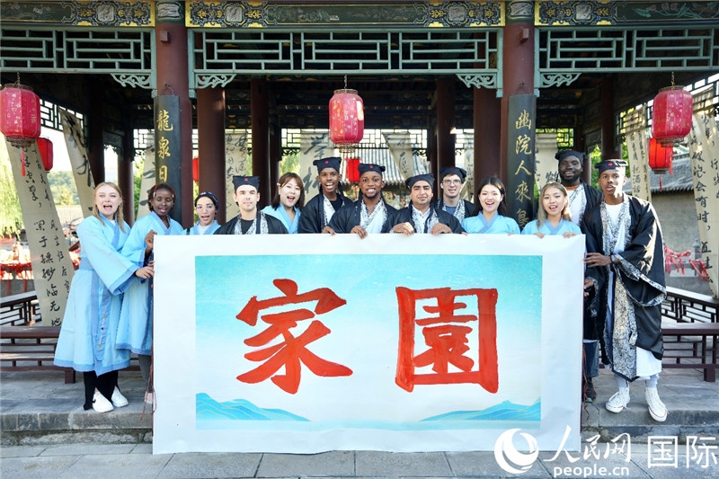 選手們共同寫下的“家園”。人民網(wǎng) 盧鵬宇攝