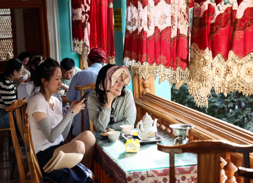 游客在新疆喀什古城景區(qū)百年老茶館內(nèi)品茶小憩（2023年9月7日攝）。新華社記者 蘭紅光 攝