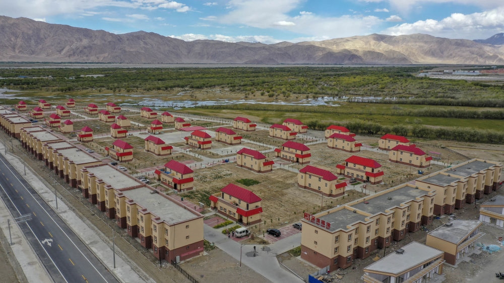 這是由深圳援疆修建的新疆塔什庫(kù)爾干塔吉克自治縣一處安置小區(qū)（2019年7月9日攝，無(wú)人機(jī)照片）。新華社記者 胡虎虎 攝