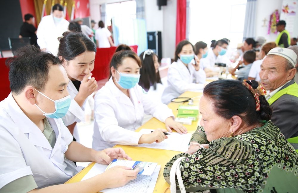 浙江省醫(yī)療援疆專(zhuān)科聯(lián)盟赴阿克蘇地區(qū)溫宿縣博孜墩鄉(xiāng)開(kāi)展健康宣教和義診活動(dòng)（2023年7月11日攝）。新華社發(fā)