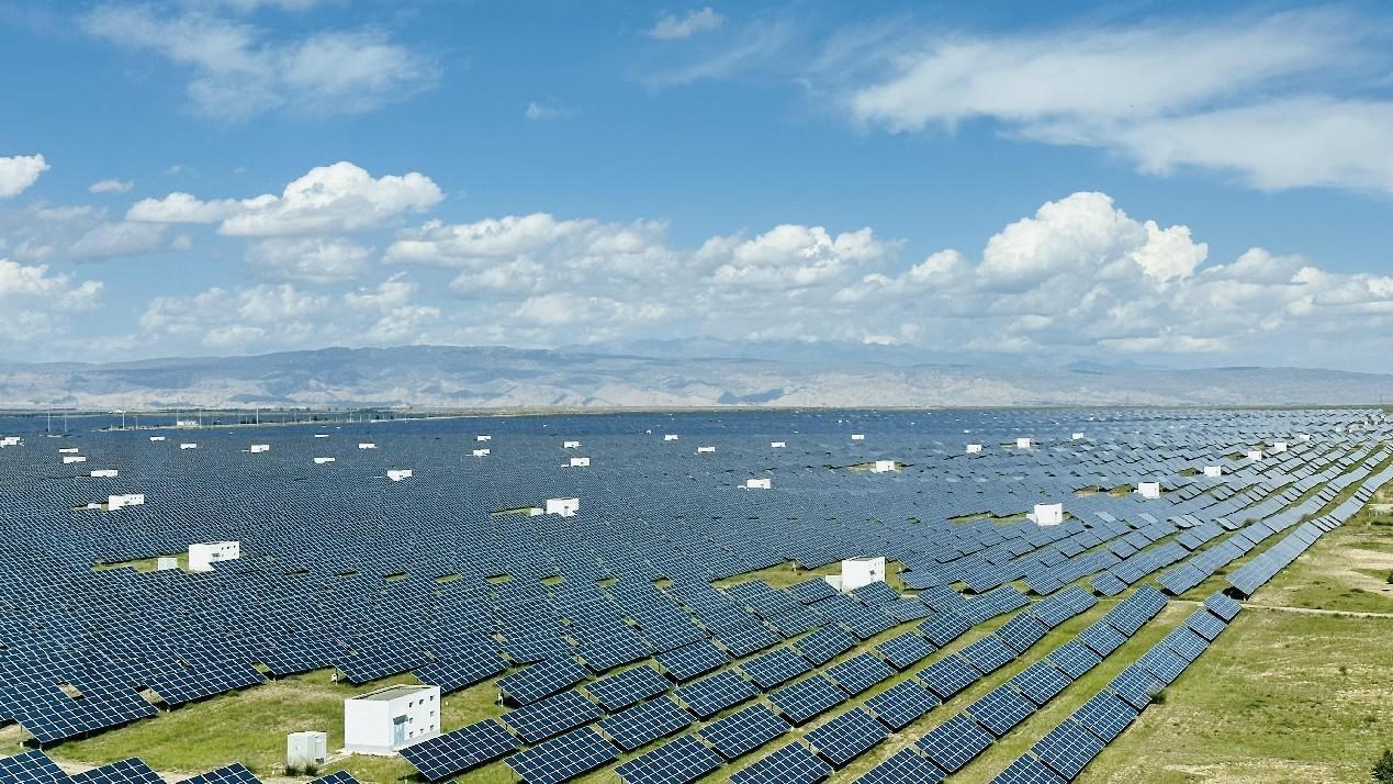 遠(yuǎn)眺青海省海南州光伏發(fā)電園區(qū)。人民網(wǎng) 劉沛然攝
