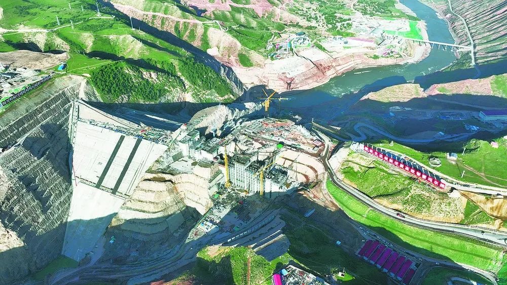 瑪爾擋水電站項(xiàng)目建設(shè)現(xiàn)場(chǎng)。國(guó)家能源集團(tuán)青?，敔枔跛娬竟﹫D
