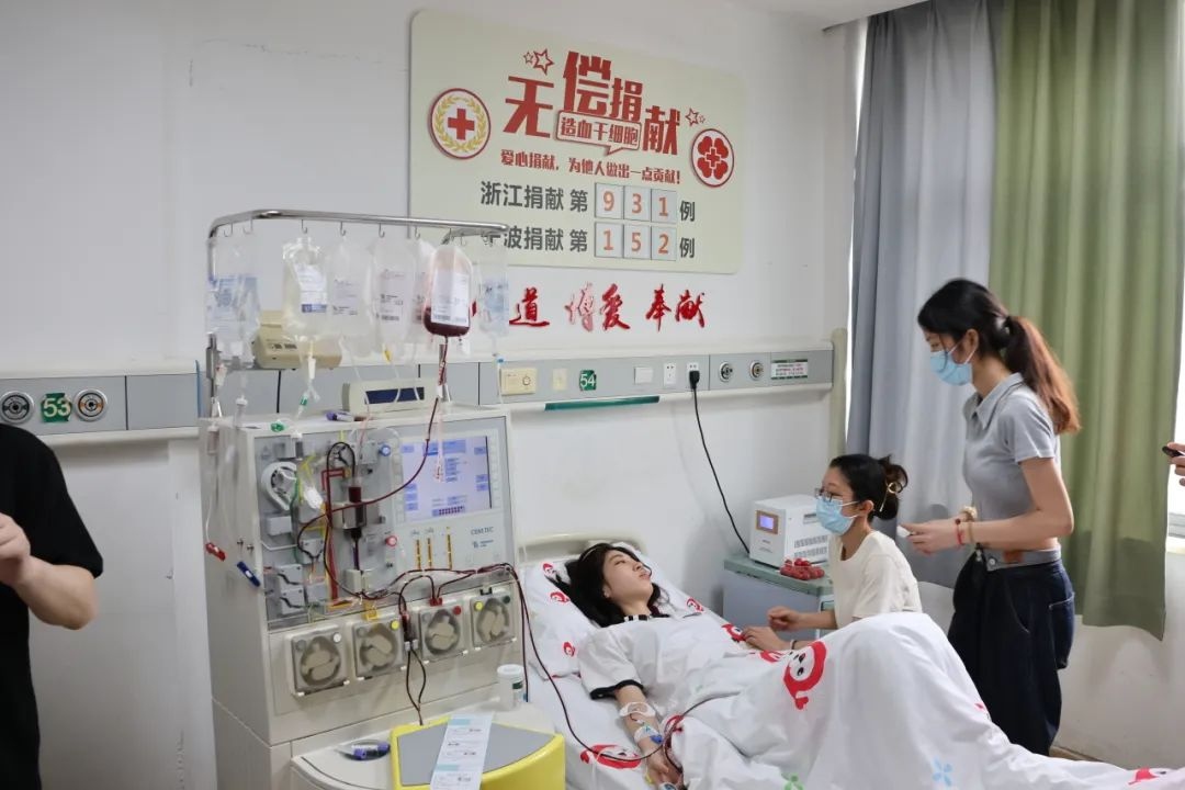 陸冰冰（右三）捐獻(xiàn)185毫升造血干細(xì)胞。受訪者供圖