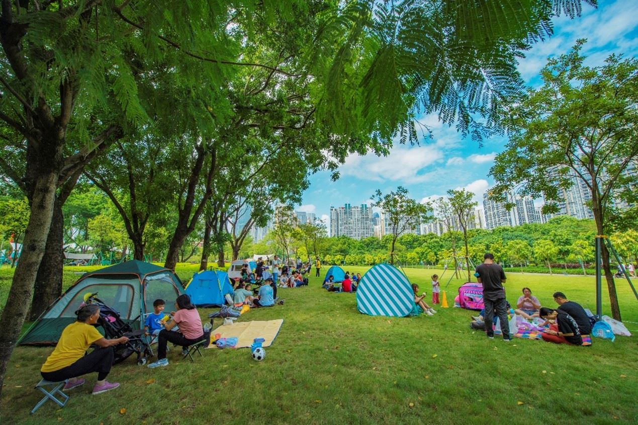珠江公園內(nèi)，居民們正露營休憩。受訪者供圖