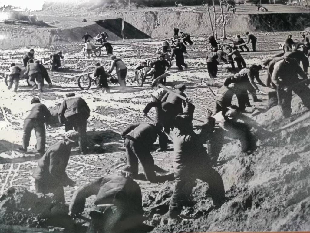 20世紀(jì)70年代，高西溝人治理水土流失場景。（資料圖片）