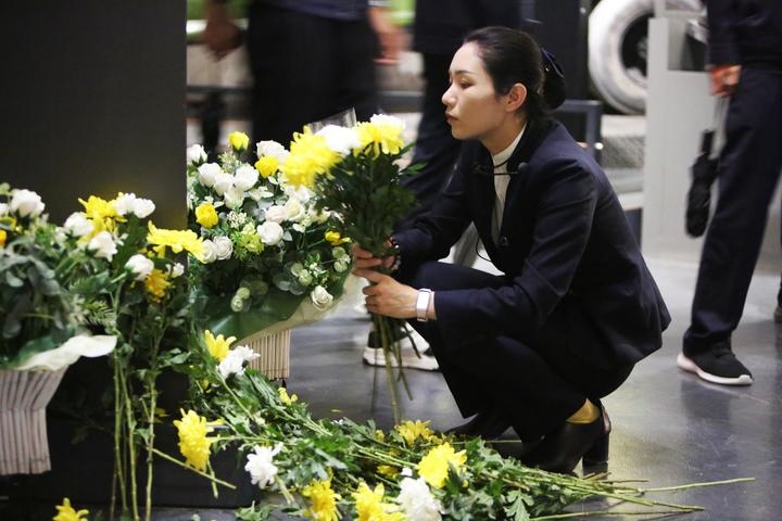 9月18日，工作人員在侵華日軍第七三一部隊(duì)罪證陳列館整理花束。新華社記者 石楓 攝