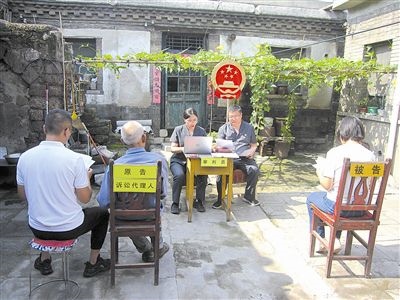 圖②：法庭在農(nóng)家小院開展巡回審判。