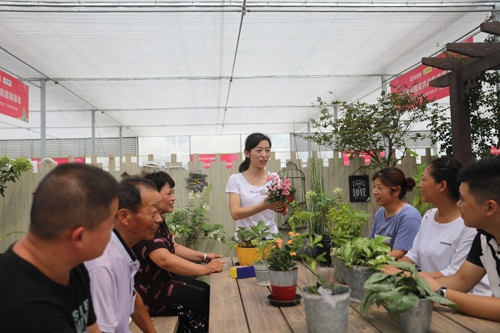 李敏向村民講授花木直播經(jīng)驗(yàn)。受訪者供圖
