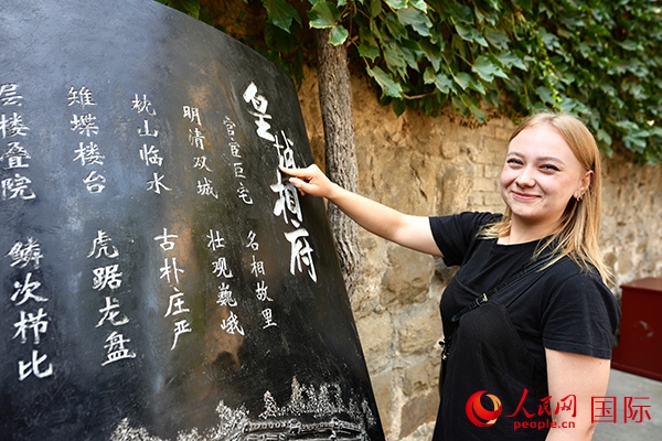 選手金雪花（波蘭）在古堡內(nèi)留影。人民網(wǎng) 盧鵬宇攝