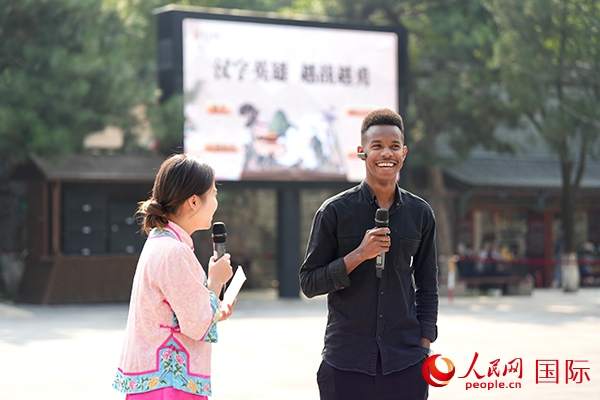 選手王安（乍得）挑戰(zhàn)“漢字英雄·越戰(zhàn)越勇”游戲。人民網(wǎng) 盧鵬宇攝