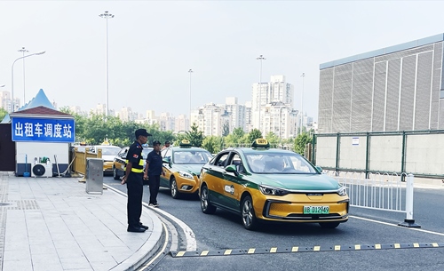 北京南站實施出租車北廣場落客分流，實現(xiàn)“落、接”兩用。人民網(wǎng)記者 喬雪峰攝