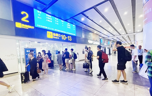 在快速進站廳前排隊等待檢票的旅客。人民網(wǎng)記者 喬雪峰攝
