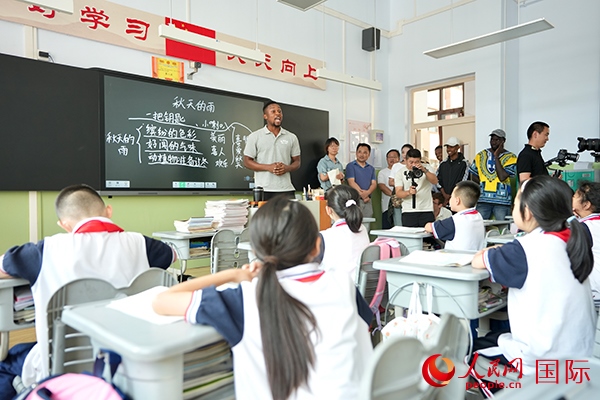 來(lái)自尼日利亞的李昊瑞在表演繞口令。人民網(wǎng) 盧鵬宇攝