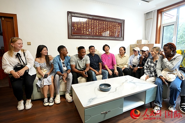 選手們?cè)诖迕裢跣×艏抑凶隹汀Ｈ嗣窬W(wǎng) 盧鵬宇攝