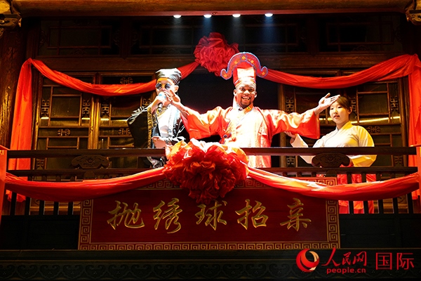 拋繡球。人民網(wǎng) 盧鵬宇攝