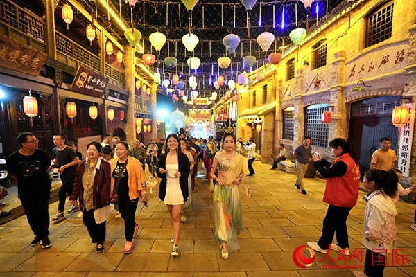 選手體驗(yàn)古城巡游。人民網(wǎng) 盧鵬宇攝