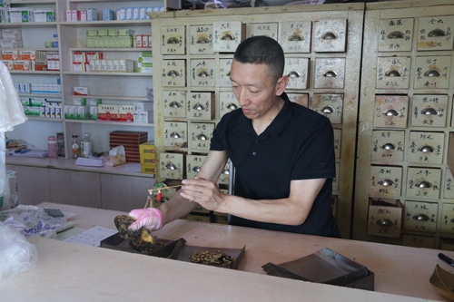 馬啟紅為病患精心配藥。受訪者供圖