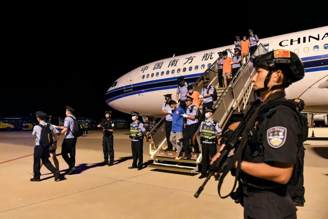 153名實(shí)施跨境裸聊敲詐的犯罪嫌疑人從印度尼西亞被押解回國。公安部供圖