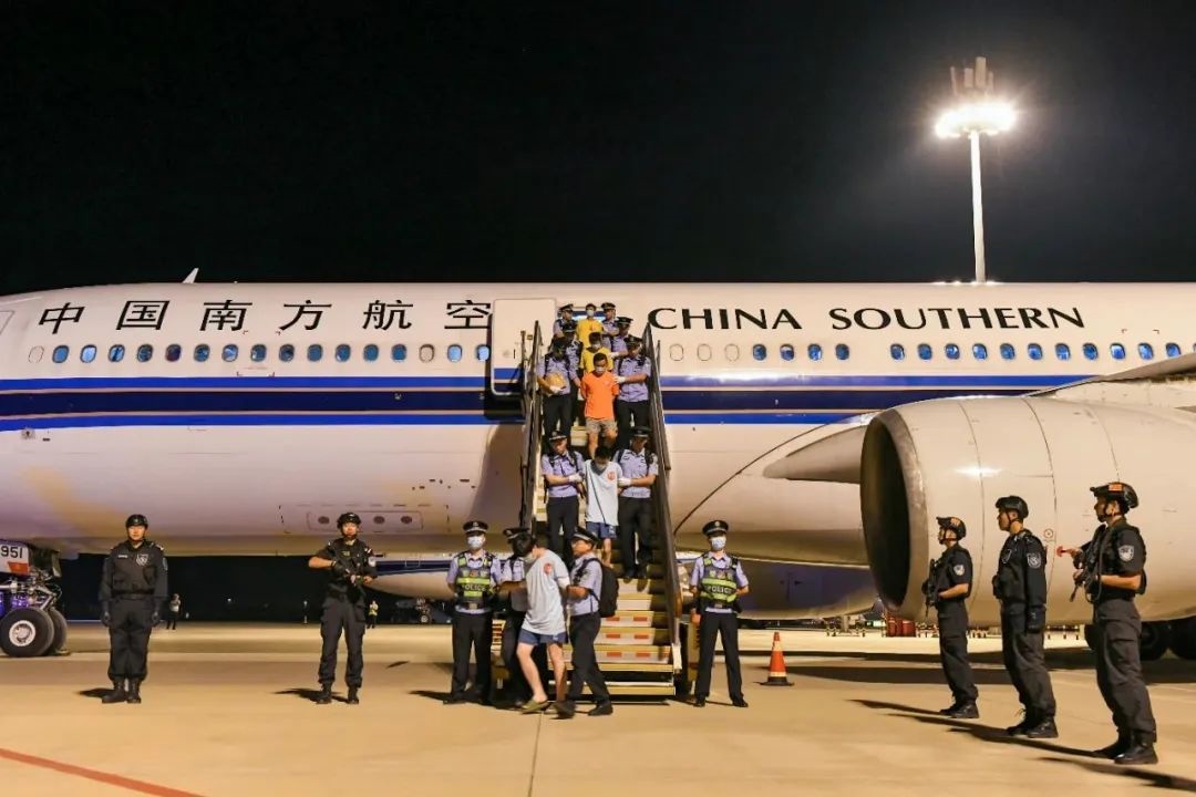 153名實(shí)施跨境裸聊敲詐的犯罪嫌疑人從印度尼西亞被押解回國。公安部供圖