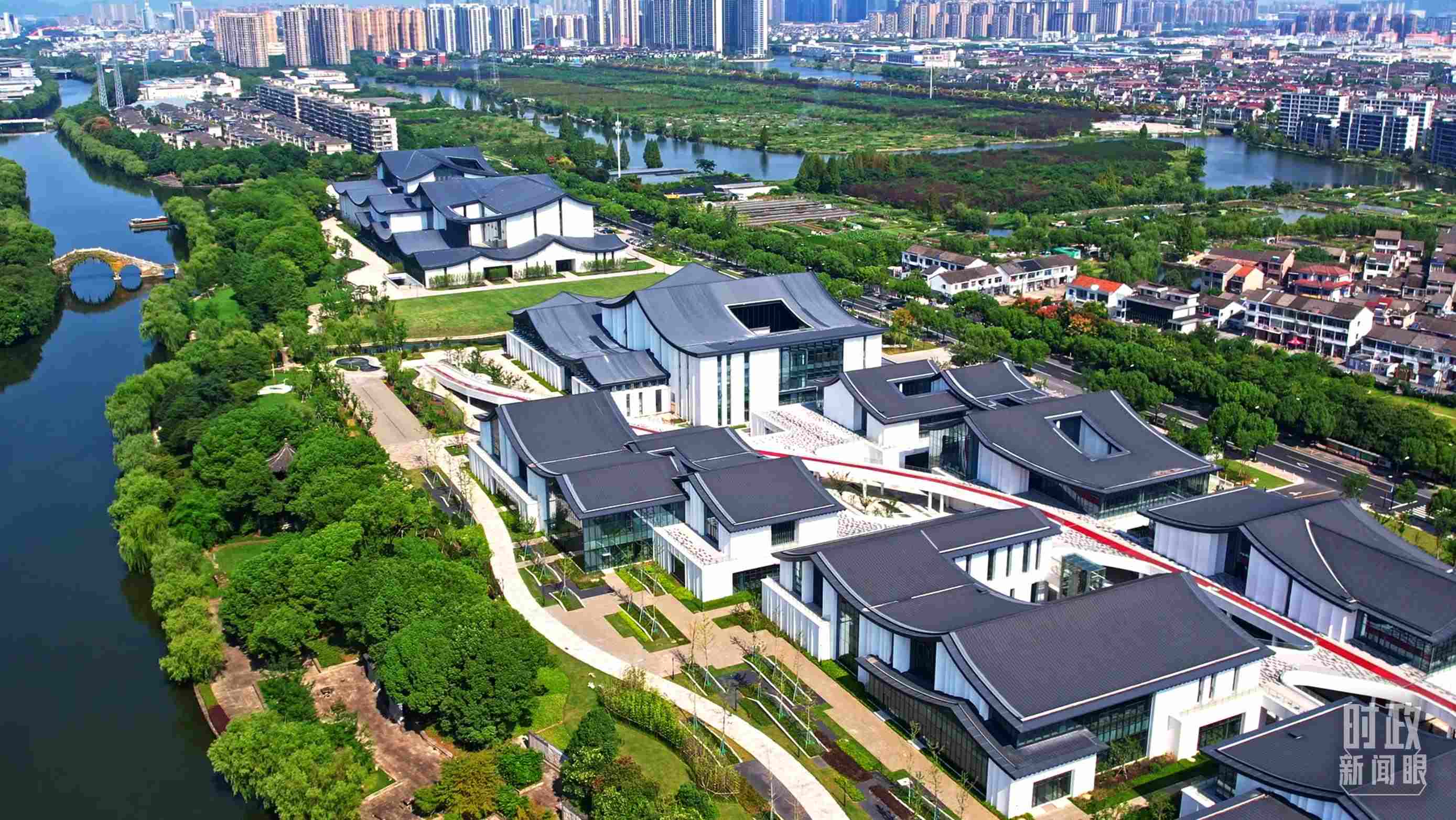 △臨河而建的浙東運河文化園。（總臺央視記者范凱拍攝）