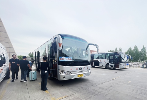 旅客準(zhǔn)備乘坐免費擺渡車前往正定機場。人民網(wǎng)記者 喬雪峰攝