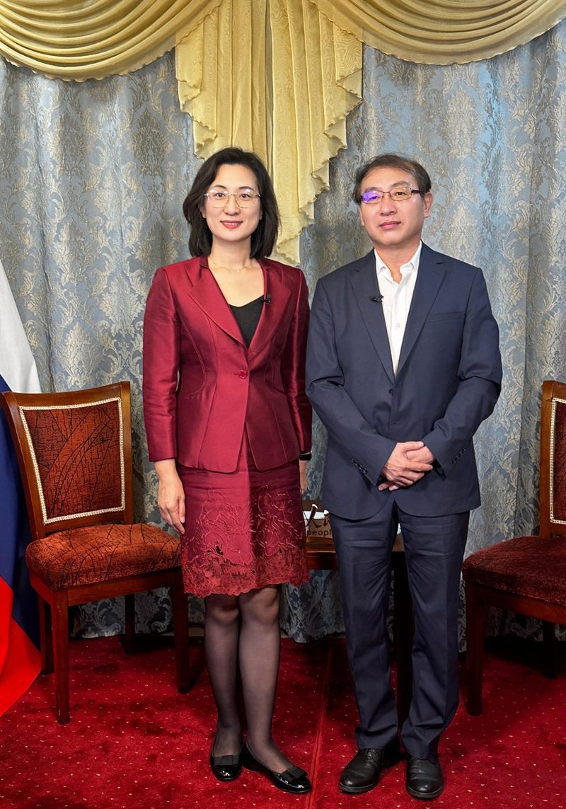 人民網(wǎng)黨委委員、副總編輯孫海峰（左一）專訪崔少純總領(lǐng)事。人民網(wǎng)記者 馬天翼攝