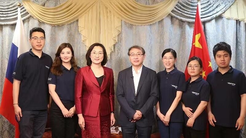 中國駐葉卡捷琳堡總領(lǐng)事崔少純與人民網(wǎng)采訪組合影。