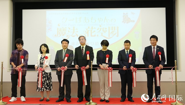 嘉賓共同為開(kāi)幕式剪彩。人民網(wǎng) 許可攝