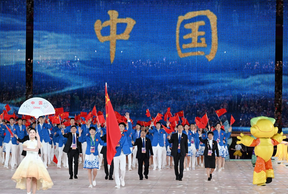 中國代表團(tuán)在開幕式上入場。