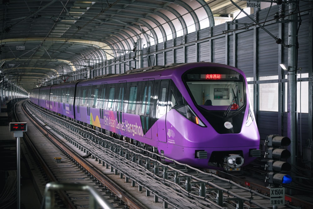 從杭州火車西站出發(fā)，地鐵19號線貫穿杭州火車東站、杭州蕭山機(jī)場，“亞運(yùn)號”地鐵專列運(yùn)行在這條線路上。