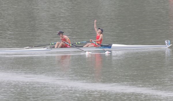 9月24日，鄒佳琪/邱秀萍在杭州亞運會賽艇女子雙人雙槳決賽中獲得冠軍。圖為中國選手慶祝勝利。 人民網(wǎng)記者 李乃妍攝