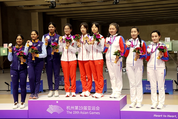 9月24日，杭州亞運會射擊女子10米氣步槍團體賽頒獎儀式。人民網(wǎng)記者 胡雪蓉攝