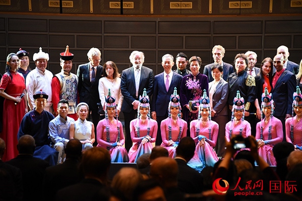 中國駐瑞典大使崔愛民夫婦與演職人員及部分來賓合影留念。人民網(wǎng)記者 殷淼攝