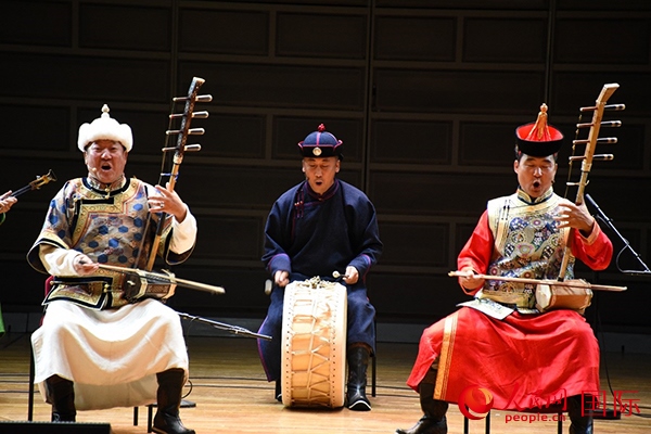 內(nèi)蒙古藝術(shù)劇院表演的《草原頌》劇照。人民網(wǎng)記者 殷淼攝