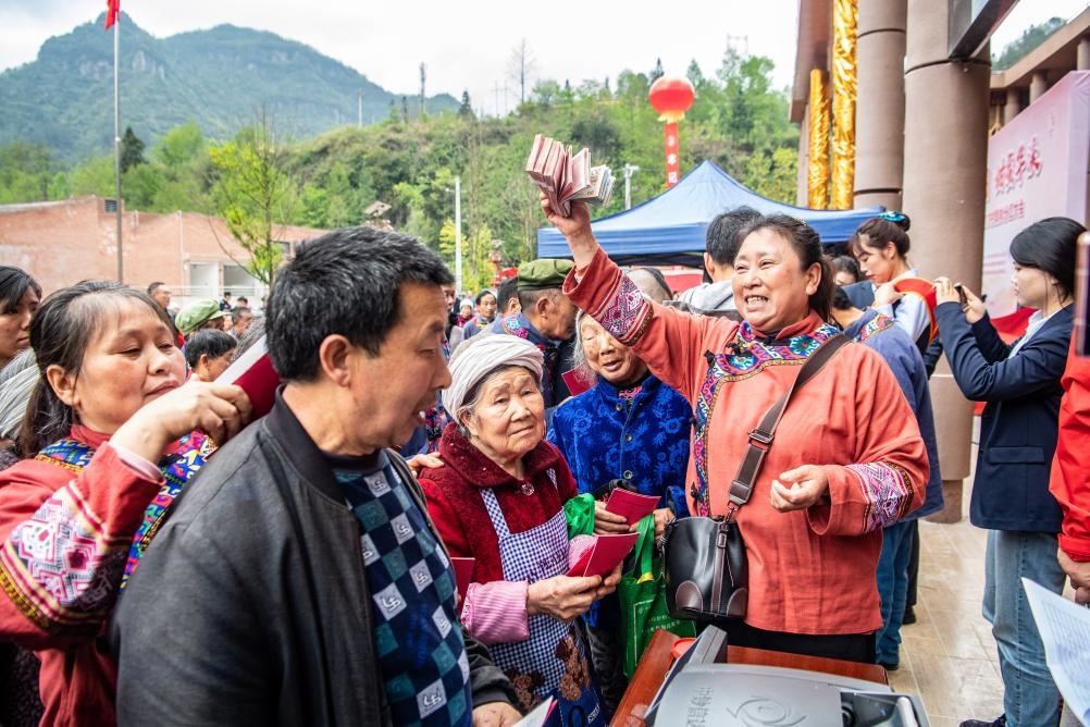 4月13日，在華溪村第五屆分紅大會(huì)上，村民在排隊(duì)領(lǐng)取分紅。新華社記者 唐奕 攝