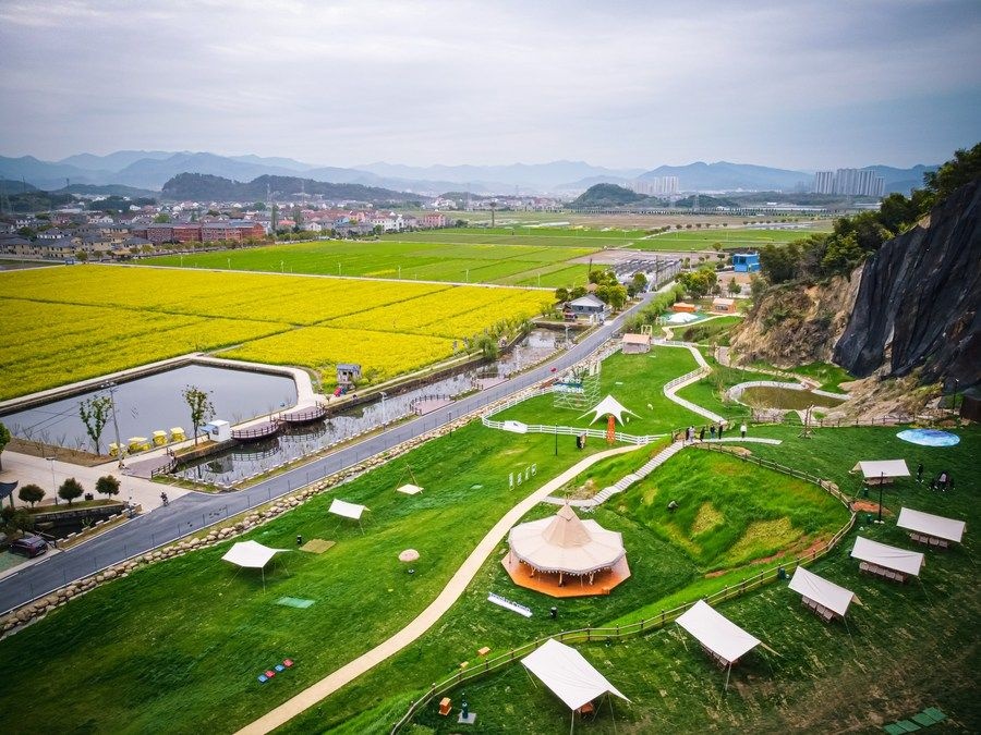  浙江省諸暨市楓橋鎮(zhèn)杜黃新村用廢棄礦山改造的露營(yíng)旅游地（2023年3月29日攝）。