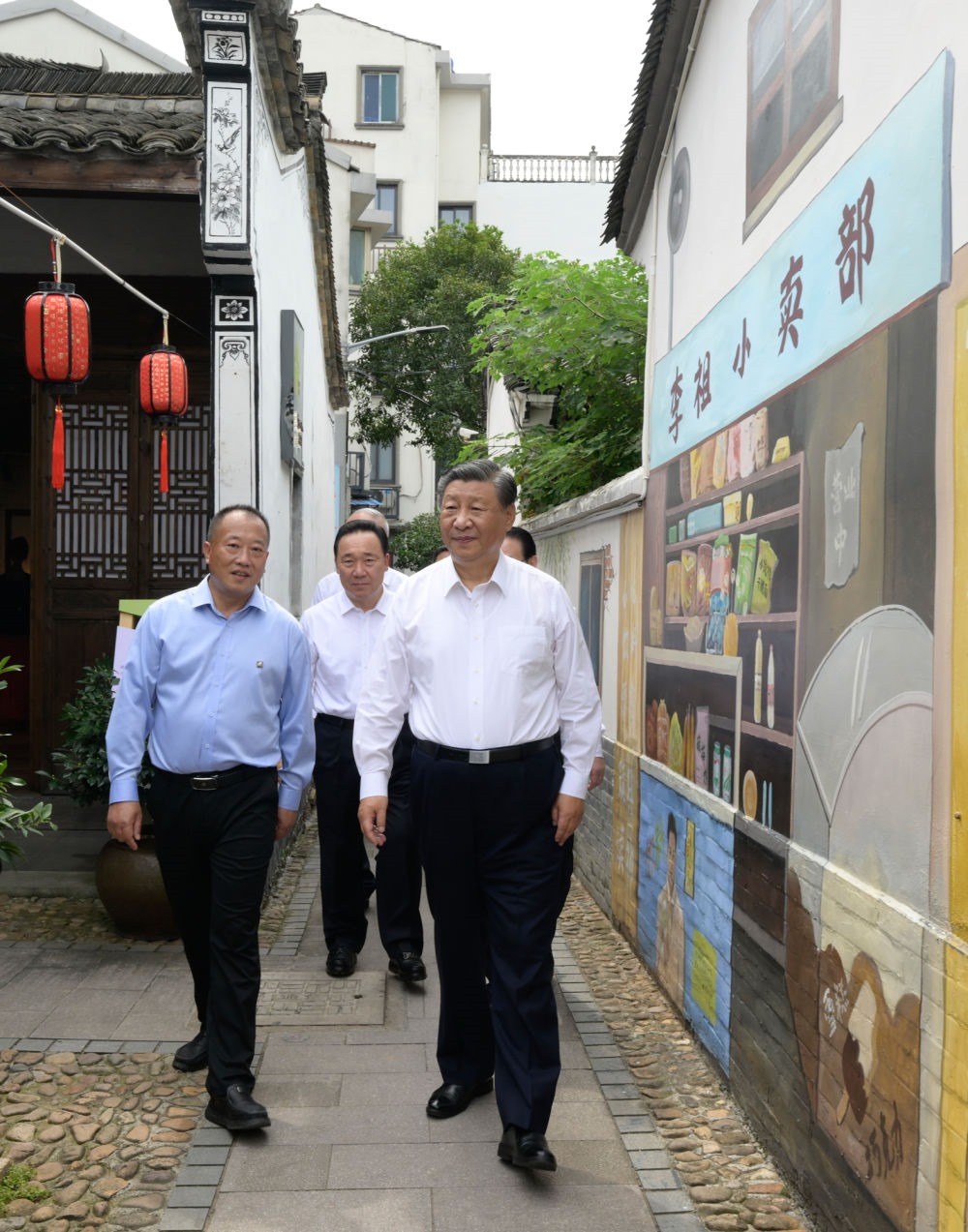 20日上午，習(xí)近平在金華市義烏市后宅街道李祖村考察。