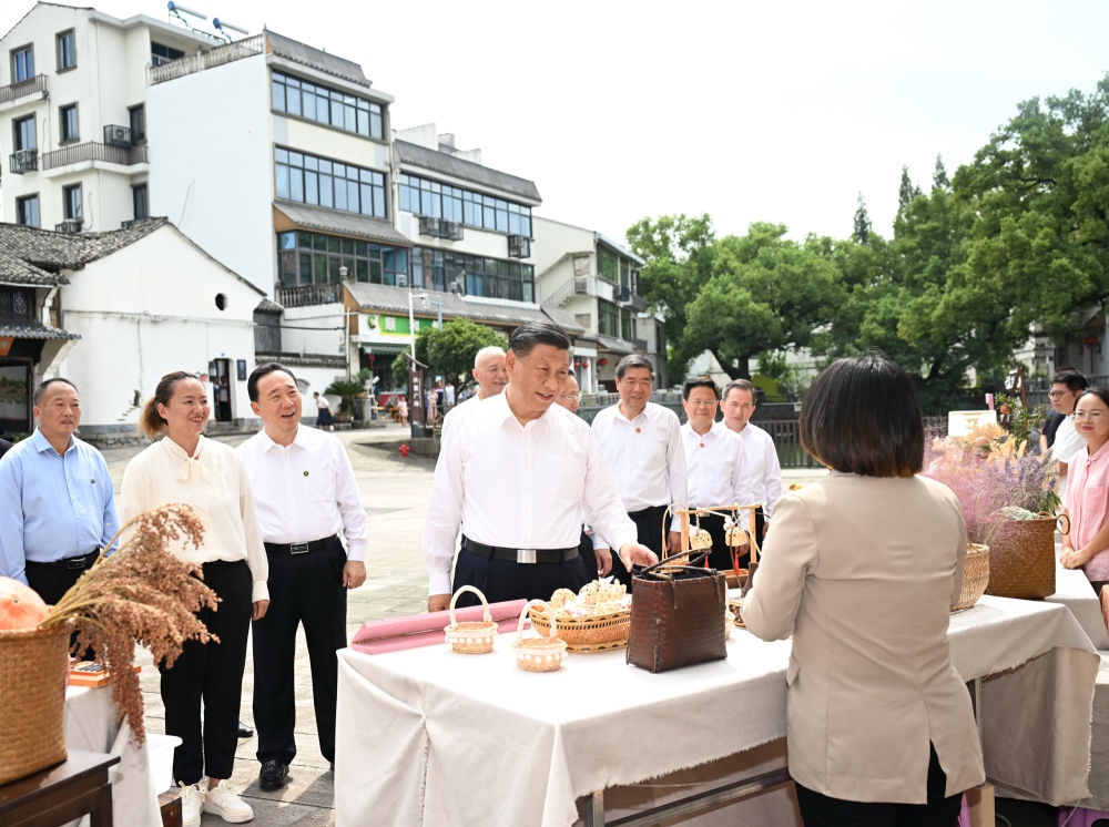 20日上午，習(xí)近平在金華市義烏市后宅街道李祖村考察。