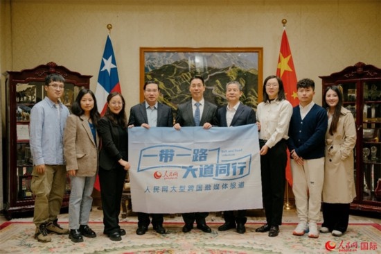 牛清報大使（中）與人民網(wǎng)、人民日報社記者合影。 人民網(wǎng)記者 張若涵攝