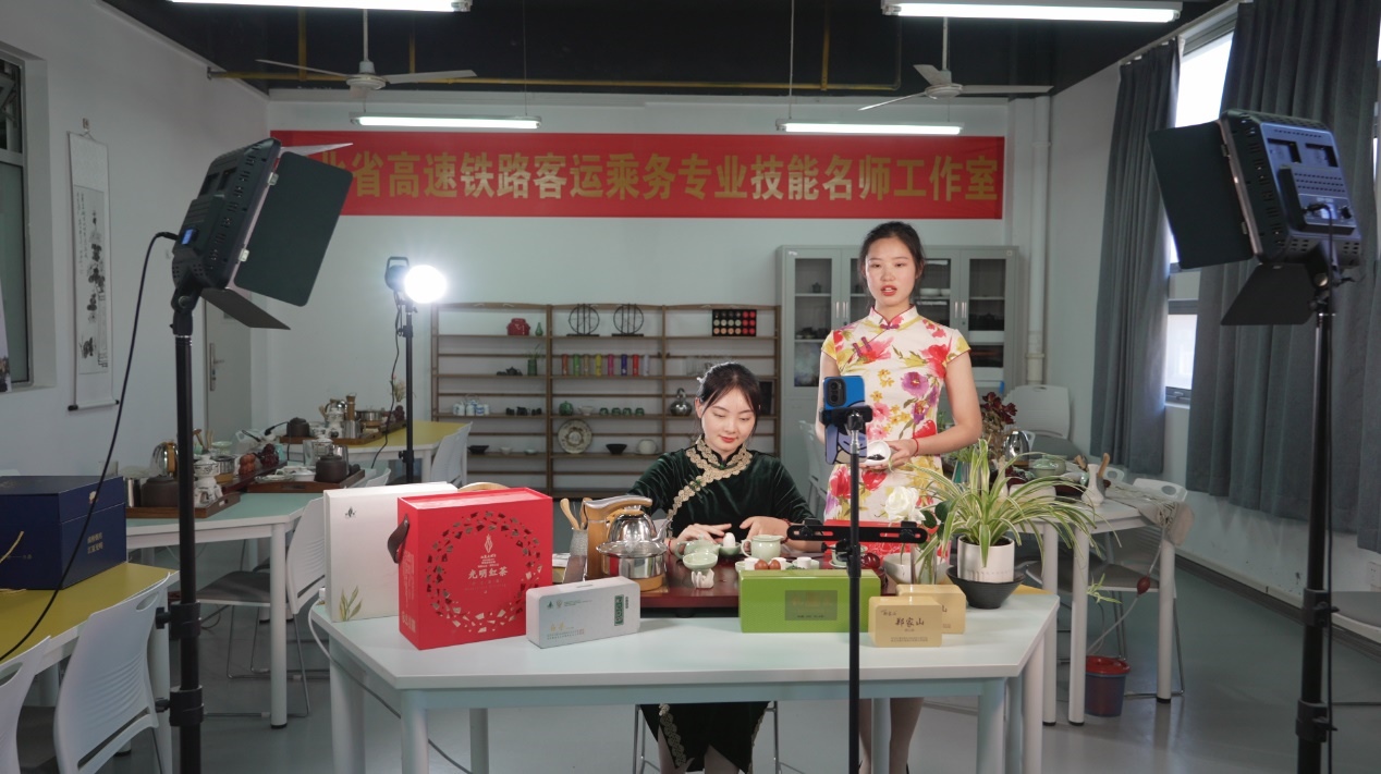學生們正在直播。受訪單位供圖
