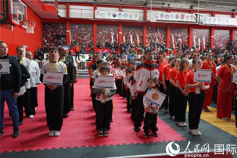 圖為開幕式現(xiàn)場(chǎng)運(yùn)動(dòng)員入場(chǎng)儀式。人民網(wǎng)記者 許放攝