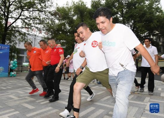 9月28日，在柯橋柯亭社區(qū)，各民族居民參加趣味運(yùn)動(dòng)會(huì)。