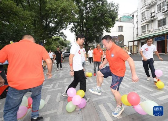 9月28日，在柯橋柯亭社區(qū)，各民族居民參加趣味運(yùn)動(dòng)會(huì)。