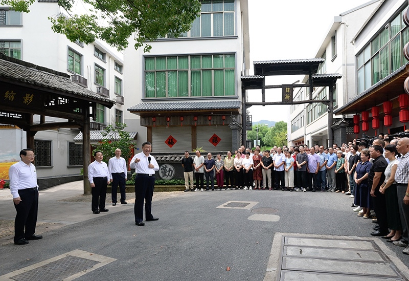 2023年9月20日，習(xí)近平在浙江省金華市義烏市后宅街道李祖村考察時(shí)，同群眾親切交流。