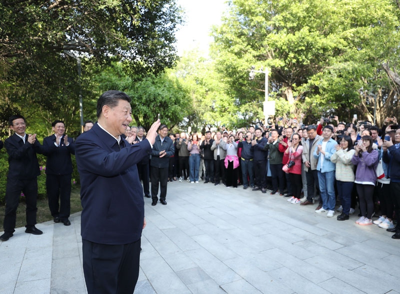 2021年3月24日，習(xí)近平在福建省福州市福山郊野公園考察時(shí)，向市民們招手致意。