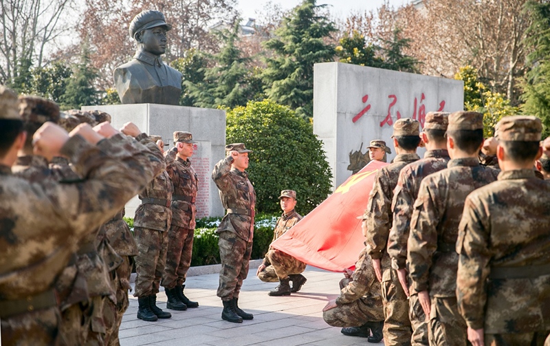 2018年12月14日，陸軍第71集團(tuán)軍某合成旅王杰生前所在連官兵組織黨員重溫入黨誓詞